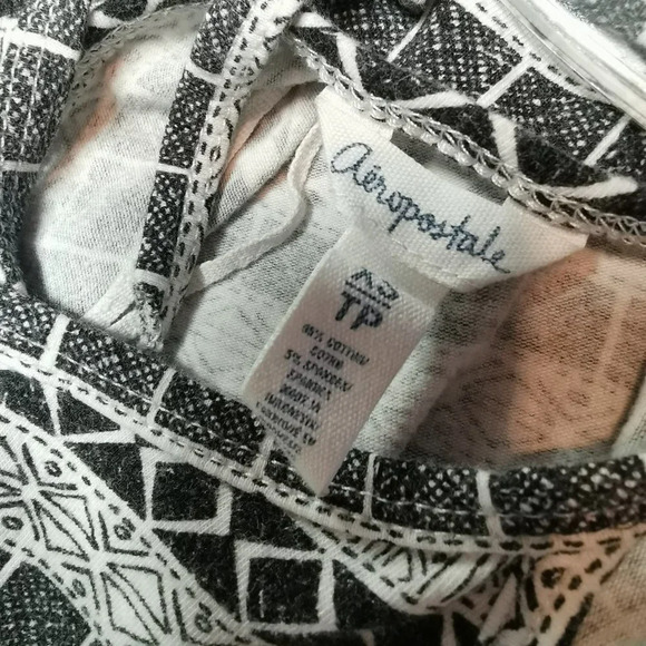 Aeropostale Black and White Patterned Crop Top - Picture 3 of 3